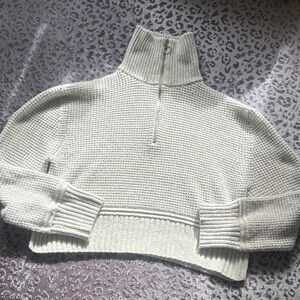 Jessica Simpson Women's Light Gray Neck Crop Sweater